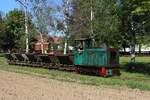 Mit einem typischen Feldbahnzug bestehend aus f�nf Kipploren f�hrt die NS2f auf der Feldbahn in Stainz ihre Runden.
Die 30PS starke zweifach gekuppelte Diesellok wurde in den 50er Jahren in Berlin beim VEB Lokomotivbau Karl Marx Babelsberg gebaut und kam aus der Schweiz nach Stainz.