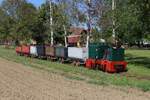 Mit  seiner  Mv1 von Orenstein&Koppel aus dem Jahre 1951 f�hrt Noah auf der Stainzer Feldbahn am 2.5
2025 mit einigen Grubenhunten seine Runden.
Die Hunte wurden aus ost- und weststeirischen Bergbaugebieten zusammengesammelt.