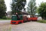 Die Orenstein & Koppel Mv1 der Feldbahn Stainz am 1.8.2026 mit einem Personenzug.
