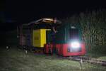 Sp�t am Abend des 1.8.2026 f�hrt die O&K Mv1 mit einem Personenzug auf der Feldbahn in Stainz die letzte Runde.