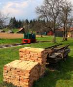 Feldbahnen waren bei uns in der Region zumeist in Ziegelwerken zu finden. Hier im Bild ist es allerdings das Gel䮤e der Stainzer Feldbahn die eine Privat Person hegt und pflegt. Aus dem Winterschlaf geholt tuckert der kleine Feldbahndiesel durch die Wiesen und Felder der Schauanlage. 11.04.2015