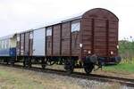 A-BIF 40 81 9405 605-2 Materialwagen, historisch zum Auslieferungszeitpunkt als ÖBB 902 589 Dienstgutwagen beschriftet, am 03.Okt. 2021 als letztes Fahrzeug der Nebenfahrt 14719 (Korneuburg - Ernstbrunn) auf der Lokalbahn Korneuburg - Hohenau bei Mollmannsdorf.