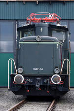 Die elektrische Verschublokomotive 1067.04 stammt aus dem Jahr 1964 und war Mitte August 2020 im Lokpark Ampflwang zu sehen.