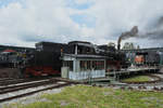 Die Dampflokomotive 657.2770 verlässt Mitte August 2020 die Drehscheibe im Lokpark Ampflwang.