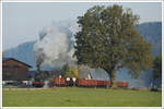 ÖGEG 657.2770 mit ihrem SLGAG 93876 von Braunau nach Friedburg zwischen Achenlohe und Teichstätt am 19.10.2013.