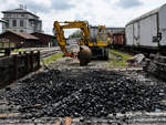 Ein Zweiwegebagger vor dem Kohlespeicher im  Lokpark Ampflwang. (August 2020)