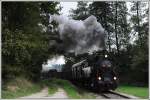 392.2530 mit einem Fotogterzug am 29.9.2013 auf der hauseigenen GEG Strecke zwischen Ampflwang und Timelkam in Puchkirchen aufgenommen.