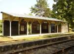 Das Bahnhofsgebude von Bad Tatzmannsdorf scheint aus einer anderen Zeit zu sein, hat aber sicherlich seine architektonischen Reize, Juli 2010