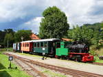 Gurkthalbahn - Idyll in Pöckstein Zwischenwässern: Lok 13 ist abfahrtbereit mit dem Zug nach Treibahn-Althofen am Nachmittag 04.08.2019.