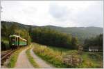 Tw 1 der Hllentalbahn fhrt im Abendlicht von Payerbach-Reichenau nach Hirschwang.