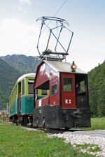 E-1 mit Zg.4 in Hirschwang mit der Rax-Seilbahnbergstation im Hintergrund.