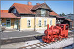 Die kleine Lok 8 in Rostschutzgrund vor dem Bahnhof Stainz an diesem sonnigen 5.September 2020