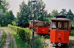 Lendcanaltramway Klagenfurt (am Wörthersee): Auf diesen Schienen neben den auf einem Remisengelände abgestellten Straßenbahnwagen waren zu Beginn der Museumsstraßenbahnzeit noch