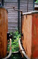 Österreichisches Straßenbahnstilleben: Auf einem Remisengelände abgestellte Straßenbahnwagen der Lendcanaltramway Klagenfurt am Wörthersee (25.08.1986) 