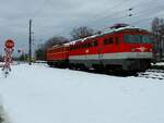 1046 001-2 mit kleiner Schneehaube, aber ohne Pfeifsignal; im Bhf.