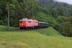 Zwischen Hintergasse und Braz wird die 30‰ Neigung gut sichtbar als hier am regnerischen 5.5.2025 die 1110.505 mit einem Personenzug talwärts rollt.