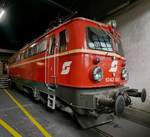 Die E-Lok 1042 005 steht im Rundlokschuppen des Südbahnmuseums am Bahnhof Mürzzuschlag, 07.07.2019  