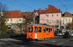 Tw.251 des Tramwaymuseums Graz hat gerade den Andreas Hofer Platz hinter sich gelassen und überquert auf der Fahrt zur Laudongasse die Tegethoffbrücke. (29.11.2025)