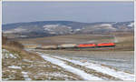 2143.56 und 2143 070 vom Verein Neue Landesbahn am 25.2.2018 mit einem leeren Getreidezug von Korneuburg nach Ernstbrunn unterwegs, aufgenommen kurz nach Mollmannsdorf am Schareiterberg, der