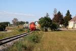 A-NLB 2067.100 am 23.August 2026 w�hrend des zweit�gigem Fotospezial 'Dieselnostalgie im Weinviertel' in Wilfersdorf-Hobersdorf kurz vor der EK mit der L35.