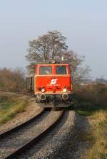 2143er mit (Baum-)Krone:  NLB 2143 070-7 am 23.November 2014 mit dem SR 17918 in  Haugsdorf.