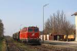 NLB 2143 070-7 am 23.November 2014 mit dem SR 17918 im Bf. Laa a.d. Thaya Stadt.