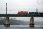 NLB 2143 070-7 am 29.November 2014 vor dem SLP 17892 auf der Brücke über das Entlastungsgerinne nahe der Hst. Lobau.