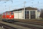 NLB 2143 070-7 am 21.Dezember 2014 neben dem Lokschuppen im Bf. Laa a.d. Thaya beim Wenden vom SR 14292 auf SR 14293.