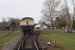 Symbolisch zur Einstellung der Strecke Mistelbach Lokalbahn - Hoheneau: BT 7139.16 (UIC-Nr.: A-BIF 50 81 24-29 002-6) am 22.November 2015 in Bullendorf.