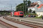 Nachschuss auf 1116 196  Rupert , als sie am 12.08.2016 ihren REX (Lindau Hbf - Feldkirch) aus dem Startbahnhof über den Bahndamm gen Bregenz schob.