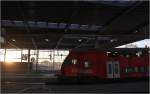 Sonnenaufgang, Dosto und - wenn auch  leicht  verdeckt - das Riesenrad. Morgenstimmung im Bahnhof Wien Praterstern, am 6. August 2012