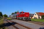 R8569 kam am heutigen Abend ( 3.Juli 2014 ) Triebfahrzeug vorraus statt wie gewohnt Steuerwagen vorraus nach Wies Eibiswald. Hier zu sehen bei der Ausfahrt aus der Halte- und Ladestelle Pölfing Brunn. Die einstige Bergbau Ortschaft hat als Zeitzeugen die Bergarbeiter  Kolonie  noch als  Denkmal  .