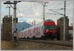 Mit Steuerwagen 80-33 009 voraus - ein Durchbinder, unterwegs zwischen Payerbach-Reichenau und Retz, aufgenommen am 6.1.2007 bei der Ausfahrt aus Neunkirchen, ca. 10. Kilometer vor Wiener Neustadt.