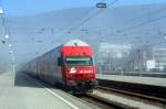 �BB-REX 86-33020-7 von Lindau kommend f�hrt in den Bahnhof Bregenz ein.