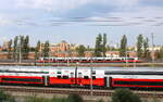 W�hrend am 26.07.2026 in Wien Hauptbahnhof im Vordergrund Cityjet-Doppelstockwagen auf neue Eins�tze warten, f�hrt hinten der �BB 4024 123-3 als S 26058 (S60) von Bruck/Leitha nach Ebreichsdorf