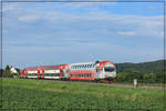 R8569 schiebt sich entlang dieses Kürbisackers in Richtung Wies Markt. 
Im Ortsteil Jagernigg an diesem strahlenden 18.06.2019
