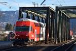 Im Nahverkehr in Vorarlberg gibt es 2 Möglichkeiten: S-Bahn (mit Halt in allen Stationen) oder Regional-Express (REX, lässt kleinere Stationen aus). In beiden Fällen kommen zwar in erster Linie Talent-Triebzüge der BR 4024 zum Einsatz, aber man kann auch andere Fahrzeuge antreffen.
Dosto-Steuerwagen 86-33 004 passiert am 05.01.2018 mit REX 5565 (von Bregenz nach Bludenz) die Brücke über die Dornbirner Ach, um gleich darauf die Haltestelle Dornbirn-Schoren ohne Halt zu durchfahren. Schublock ist 1116.116