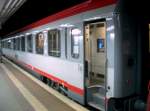 Ein �BB Wagen im EN 429  SPREE-DONAU-KURIER  von Berlin Wannsee nach Wien Westbf, am 26.07.2007 in Naumburg (S) Hbf.