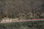 . Ein langes  Zugband  durchschneidet den Waldhang -

Geislinger Steige am 05.04.2007. Bild neu bearbeitet. (M)