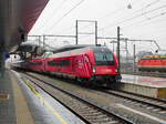Graz. Die railjet-Garnitur mit 8090 751 an der Spitze trägt seit kurzem eine Werbefolie für 100 Jahre ÖBB. Am 01.07.2023 ist die Garnitur beim Verlassen des Grazer Hauptbahnhof nach Wien zu sehen.
