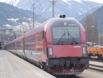 Railjet 160/560, mit dem ersten Teil  Spirit of Zrich  nach Zrich, und dem zweiten mit Steuerwagen 80-90.716 nach Bregenz steht mit 20 mintiger Versptung zur Abfahrt RIchtung Feldkirch in Landeck-Zams bereit. 4.1.2010