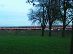4 Schlierenwagen des E5980 in abendlicher Herbststimmung Einfahrt RIED i.I.
