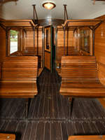 Ganz eindeutig Holzklasse - III. Klasse Ausstattung im historischen Personenwagen C/s 574. (Museum der Ischler Bahn Mondsee, August 2020)
