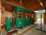 Der Personenwagen Nr. 1 vom Typ S stammt aus dem Jahr 1890 wurde 1908 umgebaut und ist jetzt Teil der kleinen Ausstellung des Museums der Ischler Bahn in Mondsee. (August 2020)