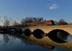 Ein Railjet nach Budapest am 02.03.2013 bei der �berquerung der Saalach in Freilassing.