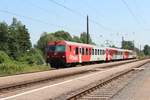 Am Nachmittag des 21.6.2013 schiebt die 1144 290 einen dreiteiligen  CityShuttle  Wendezug angeführt von 8073 127 von Spielfeld-Straß nach Graz Hbf und legt im Bahnhof Wildon einen kurzen