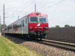 8073 060-0 in Richtung Kirchdorf an der Krems, Streckenteil Ansfelden-Nettingsdorf, Minolta Dimage Z3, 18.6.2005  