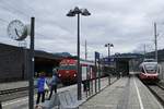 Ein IC von Graz nach Salzburg und ein 4024 treffen sich am 02.10.2019 im Bahnhof Liezen.