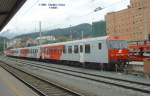 Innsbruck Hbf am 31.08.2004, hier beginnt die Brennerbahn nach Bozen. R 5211 Innsbruck - Brenner auf Gleis 41 mit �BB BR 1144 und Nahverkehrs-Wendezug kurz vor der Abfahrt.