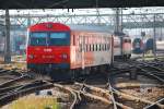 Nachschuss auf einen ausfahrenden Regionalzug dessen Steuerwagen schon die Wortmarke tr�gt (28.11.2008)